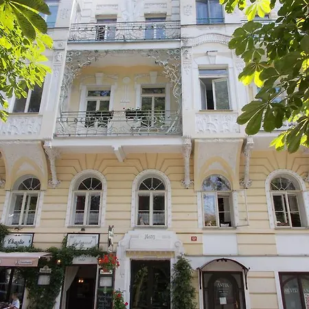 Edward Apartment